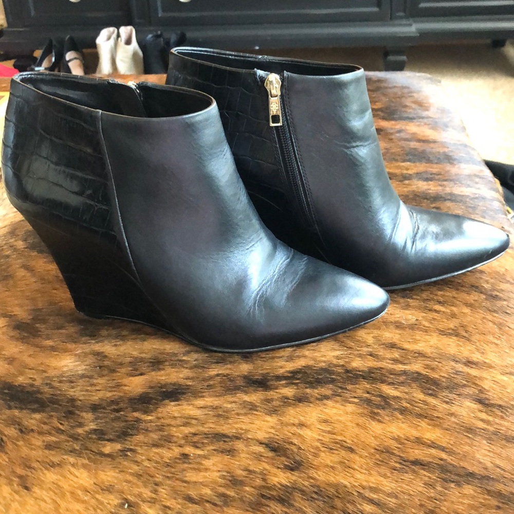 Ann Taylor Black Leather Pointed Toe Wedge Ankle Booties size 10
